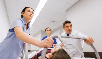 Dwóch lekarzy transportuje pacjenta